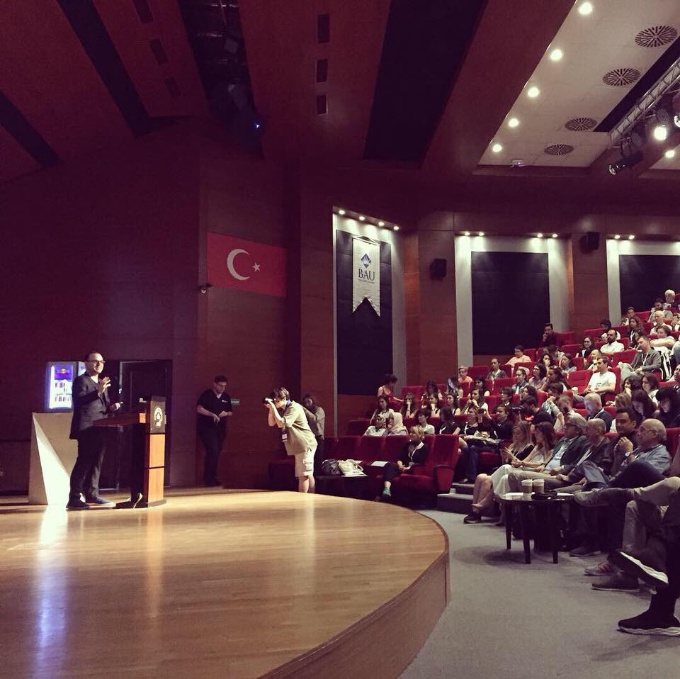 secilsedabzkrt's tweet photo. Bence “Oyunlaştırma”beyin tabanlı öğrenmenin ana prensiplerinden ve öğrenme tasarımlarının en önünde geliyor. Yani eğitimin kilit noktası. Bu yıl da tazelendiğim ve sınıf içi etkinliklerimde kullanacağım yeniliklere şahit oldum.
📝🎯🎲🏆👾
#oyunlaştırma #gamification #gamefed https://t.co/DRRpQbBWRV