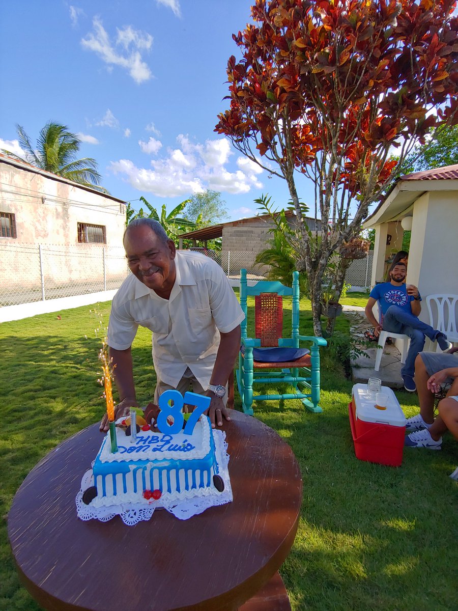 Carlos_lantigua's tweet photo. Este es mi abuelo, Laureano Lantigua, pilar de una familia formada en valores. Nunca tendré cómo agradecerle. Que Dios te llene de plenitud y alegrías #Fieta #MocaCity https://t.co/v0wsV6udDC