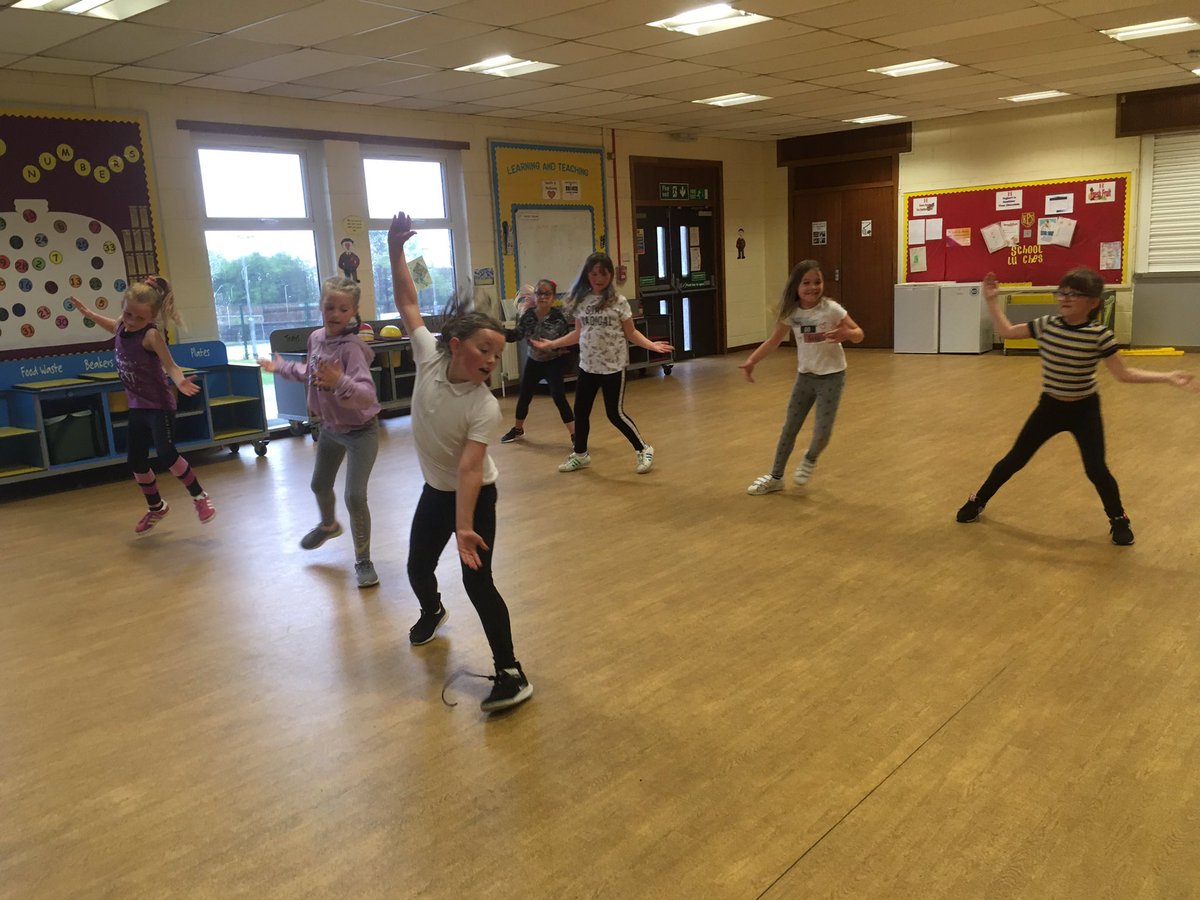 keltyps's tweet photo. Well done girls💃🏾Such an energetic & coordinated presentation of your dancing skills to your families #ThanksMegan @FifeActiveSch #ActiveKPS https://t.co/8ur1yZIl5s