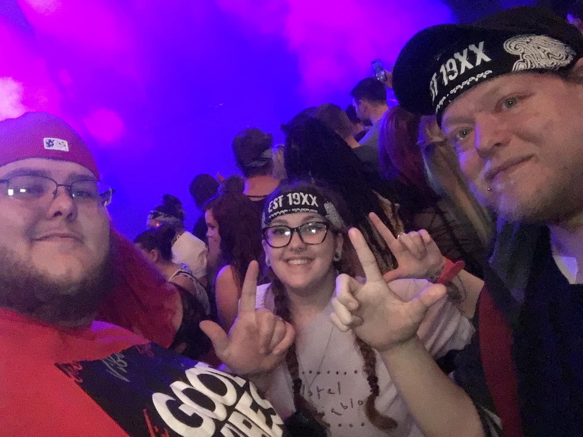JessBloomxx's tweet photo. Took my brother to his first concert ever which was @machinegunkelly at  The Fillmore last night, his wallet was lost/stolen, lost all his cash, but dude he gave NO FUCKS. Still RAGED on like NO OTHER.🤘🏻❌❌ #laceup #HotelDiabloTour #HotelDiablo #19XX https://t.co/M7SB848gwm