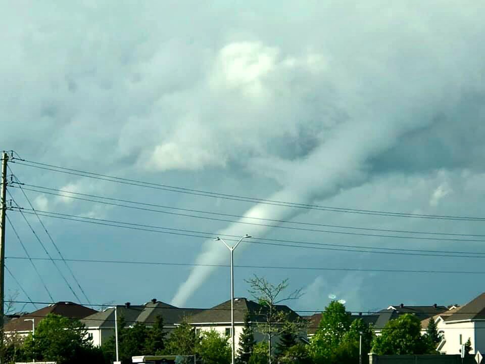 JustNadiaZ's tweet image. My husband just spotted it while driving in Orleans #ottweather #onstorm #QCstorm