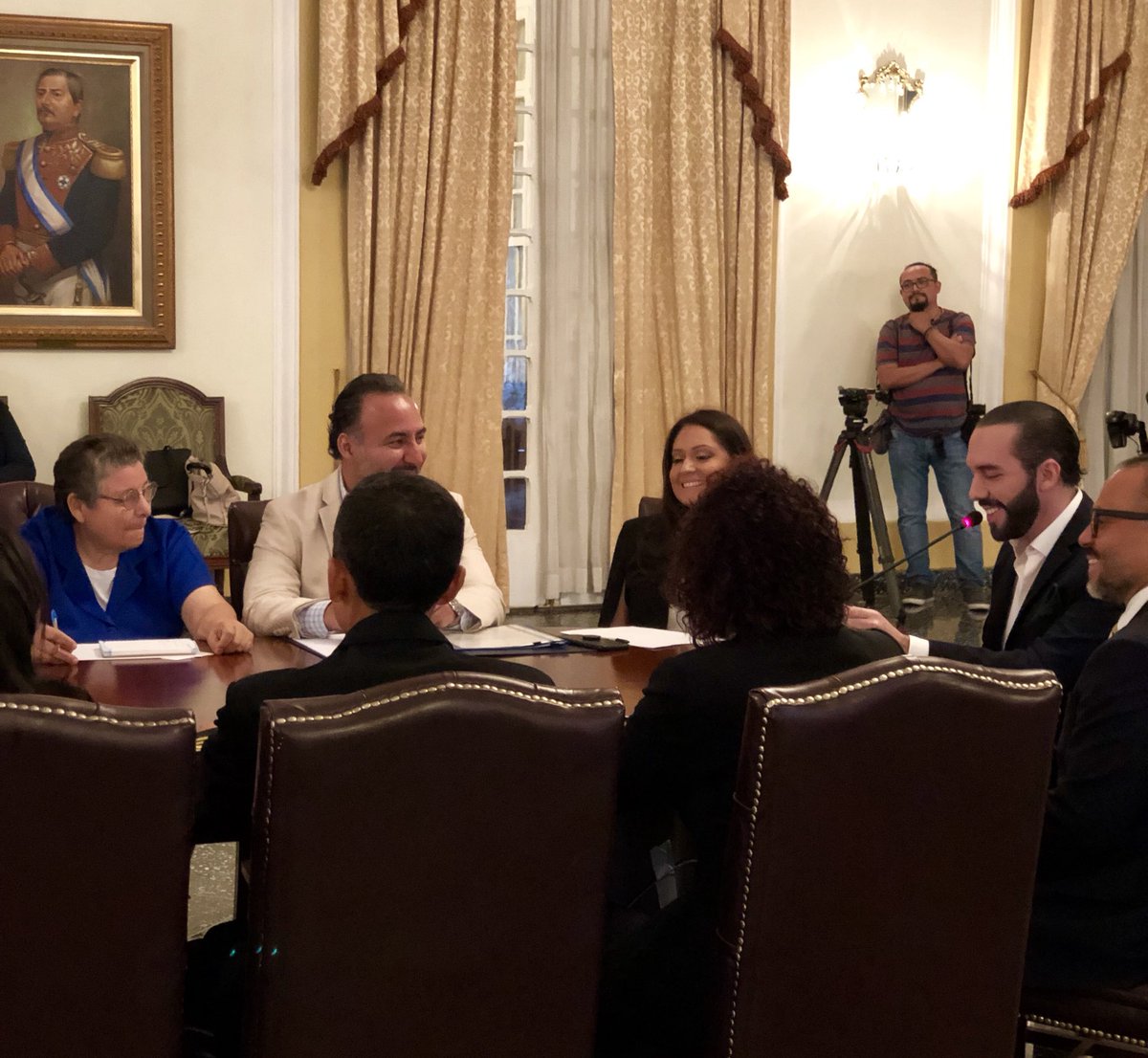 El Presidente <a href="/nayibbukele/">Nayib Bukele</a> destaca que es la primera vez en la historia de El Salvador que un gabinete de gobierno es paritario, es decir, está compuesto por la misma cantidad de mujeres y de hombres.