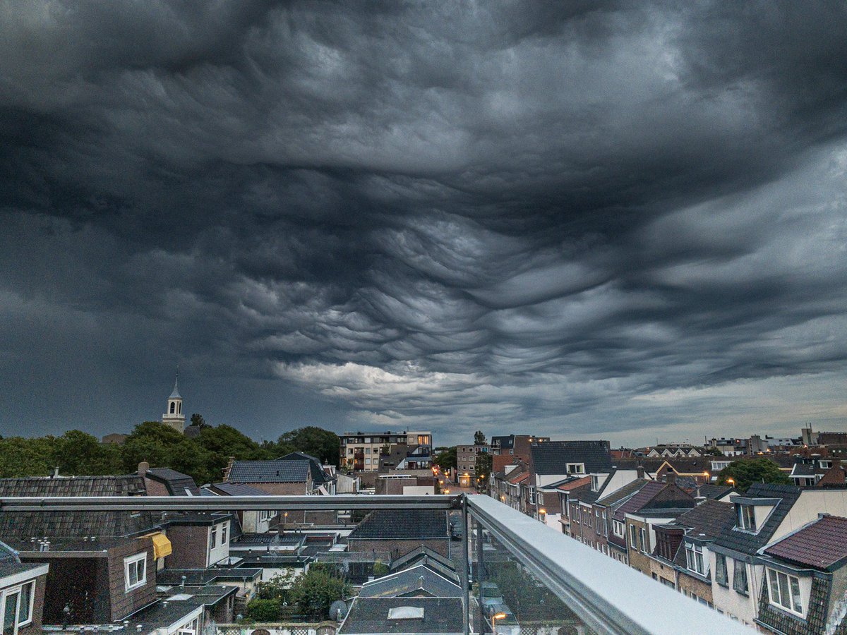 StudioSkwit's tweet photo. Impressive moment this evening. 

#DenHelder @NoodweerBe #meteo #clouds https://t.co/uCT4smhkxy