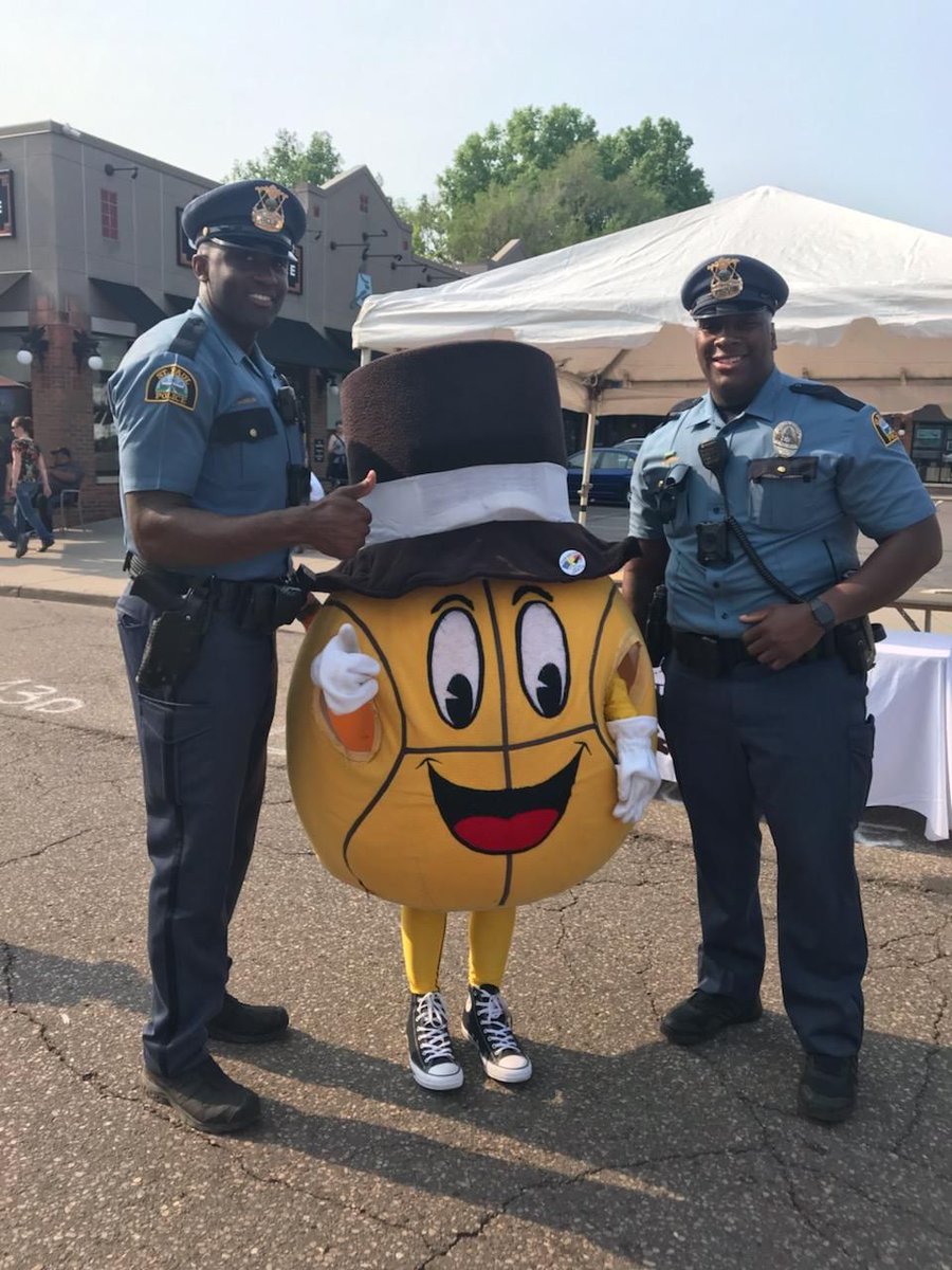 sparekeyUSA's tweet photo. The #MackerMan got a big #thumbsup from the gentlemen in blue at @grandoldday!
Less than 36 hours until the @macker3on3 registration officially closes!
Register now: https://t.co/i3WPteQREf https://t.co/scyDB12BxM
