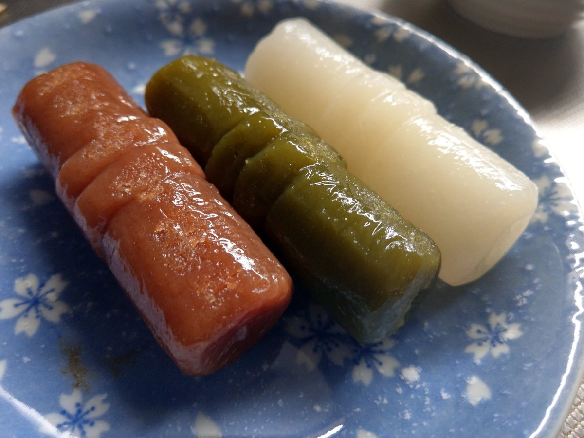 miroru's tweet image. おはようございます～( ≧∀≦)ノ

昨日も仕事だとふらふらします‥🤔

#祇園饅頭
祇園の南座と東山駅近くにある工場でも売られていて #しんこ を食べたのですが、米粉で作られていて、外もそうだけど中が特に柔らかくて美味しかったです🎵
緑が抹茶で、茶色はニッキ

#今日も頑張ろう
#みろるグルメ