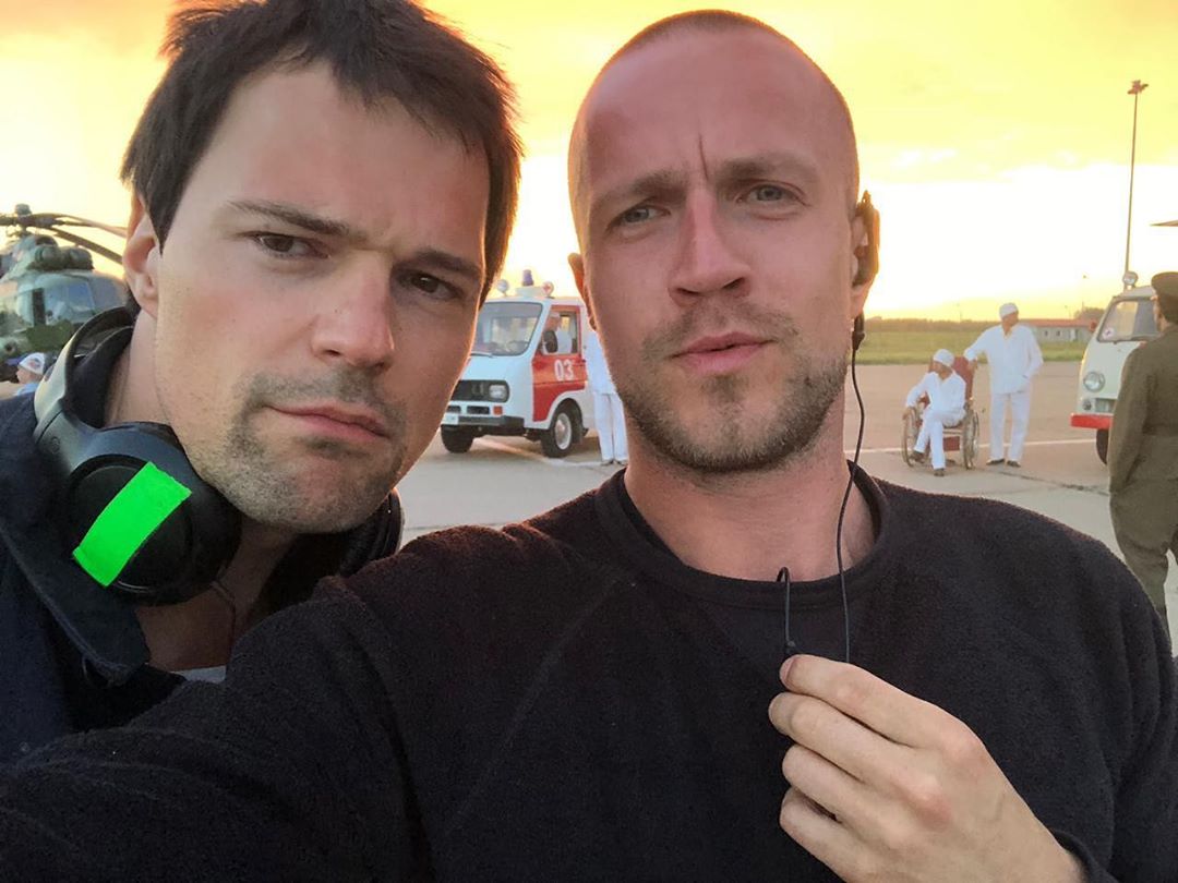 DanilaKFansBR's tweet photo. 📷 "Danila Kozlovsky via Instagram: 
"Classe extra pro @leshasmoliar à direita, apenas um amador à esquerda e o sol atrás 🚨🎞 #нонстоппродакшн #dkentertainment #когдападалиаисты #justfilming" https://t.co/iSIAh23Mru