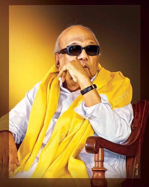 AjithApj5's tweet image. குழந்தைக்கு பெயர் வைப்பது தாய்,
ஆனால் தாய் மொழி தமிழுக்கு 
செம்மொழி என்று பெயர் வைத்த 
தமிழ்மகன் நீரே.!

ஐம்பது ஆண்டு அரசியல் 
வாழ்க்கையில்
தோல்வியை சந்திக்காத
ஒரே தலைவர் நீரே.!

இருந்தபோதும் வெற்றி 
இறந்தபோதும் வெற்றி 
வெற்றிபெறுவதற்கே 
பிறந்த வெற்றி நாயகனே.!🏴🚩