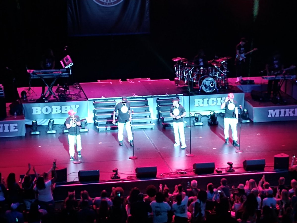 Thank you <a href="/MrRickyBell/">Ricky Bell</a>, <a href="/KingBobbyBrown/">BOBBY BROWN</a>, <a href="/RonDeVoe/">Big Ron DeVoe</a> @MikeBiv, for a great time tonight. You guys always put on a great show in the DMV! #NE4LIFE❤