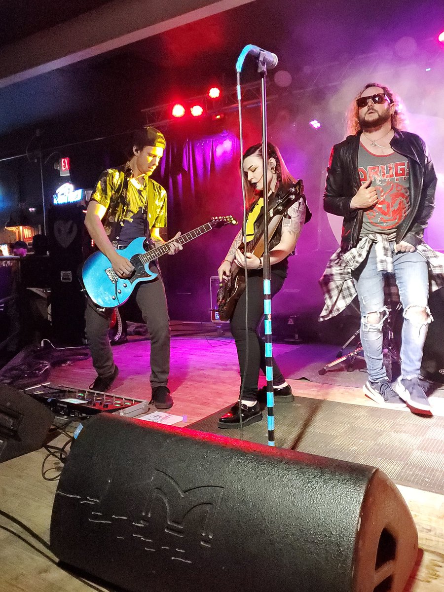 MJ8403's tweet image. The @SpringFlingIL #afterparty did not disappoint. Needed the dose of @Drugs_Delaney. @1057thexrocks