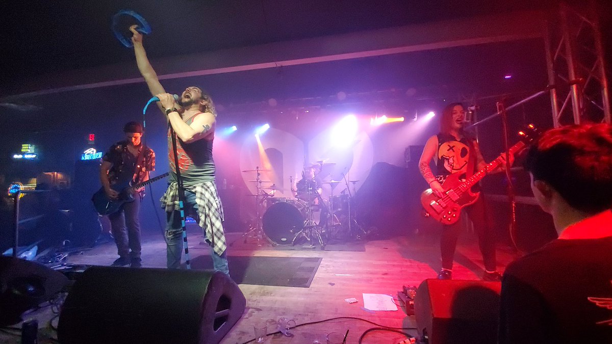 MJ8403's tweet image. The @SpringFlingIL #afterparty did not disappoint. Needed the dose of @Drugs_Delaney. @1057thexrocks