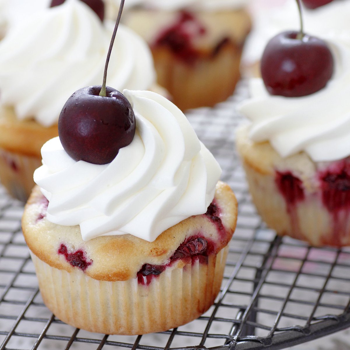 oogionetblog's tweet photo. These vanilla cupcakes with mascarpone cream and berries are the perfect dessert of berry season! RECIPE: https://t.co/MDUAm7EIzi
Pin for later: https://t.co/mMEvqPp7PD
#RecipeOfTheDay #sweet #dessrt #cupcakes #mascarpone #shavuot #baking #feedfeed #food52 https://t.co/Ri7772GoCN