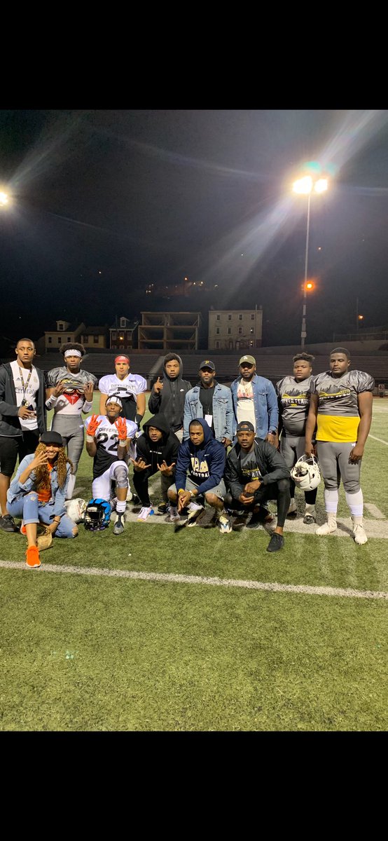 GatorsGarfield's tweet photo. The Garfield Gators turned Cupples stadium into the swamp at the @nfbdallstargame! @HillNikhai @DWalls2ND @DiddyBop12_ @Shody7_ @Deontae1872 @Ray_Harvey_ @Mr_WGJ @George_doe412 @flexxomike @Kam_williams5 @Reesthe3rd @GucciTouch @djb10x 🐊#G4L https://t.co/XKqFHFY685