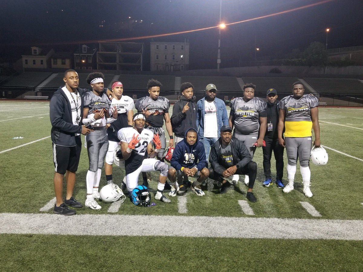 GatorsGarfield's tweet photo. The Garfield Gators turned Cupples stadium into the swamp at the @nfbdallstargame! @HillNikhai @DWalls2ND @DiddyBop12_ @Shody7_ @Deontae1872 @Ray_Harvey_ @Mr_WGJ @George_doe412 @flexxomike @Kam_williams5 @Reesthe3rd @GucciTouch @djb10x 🐊#G4L https://t.co/XKqFHFY685