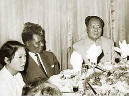 dudiaohan's tweet photo. 1974年，毛泽东最后一次努力要做世界领袖。这次毛仰仗的不是军事实力，自作主张，重新划分三个世界。这样一来他便是当之无愧的第三世界领袖。很多穷国吃着中共、喝着中共、拿着中共给的武器和钱可劲儿糟蹋，倒是在那一刻恭维毛是第三世界领袖。但不少吃毛饭的国家根本不听命于毛，根本没拿毛当什么领袖 https://t.co/2Rki6V44cc