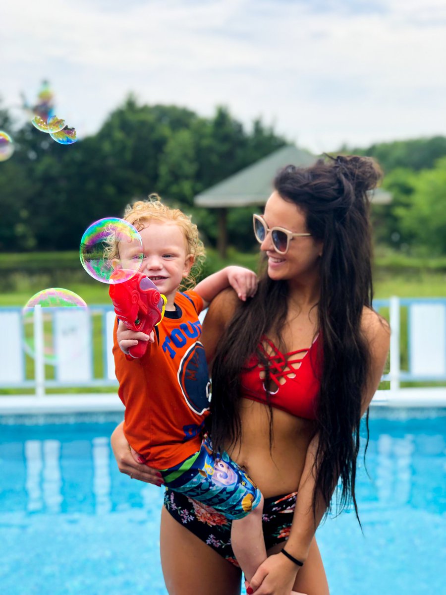 Krysta_Lyn_'s tweet photo. Pool daze 🌞 https://t.co/uRtYQjX973