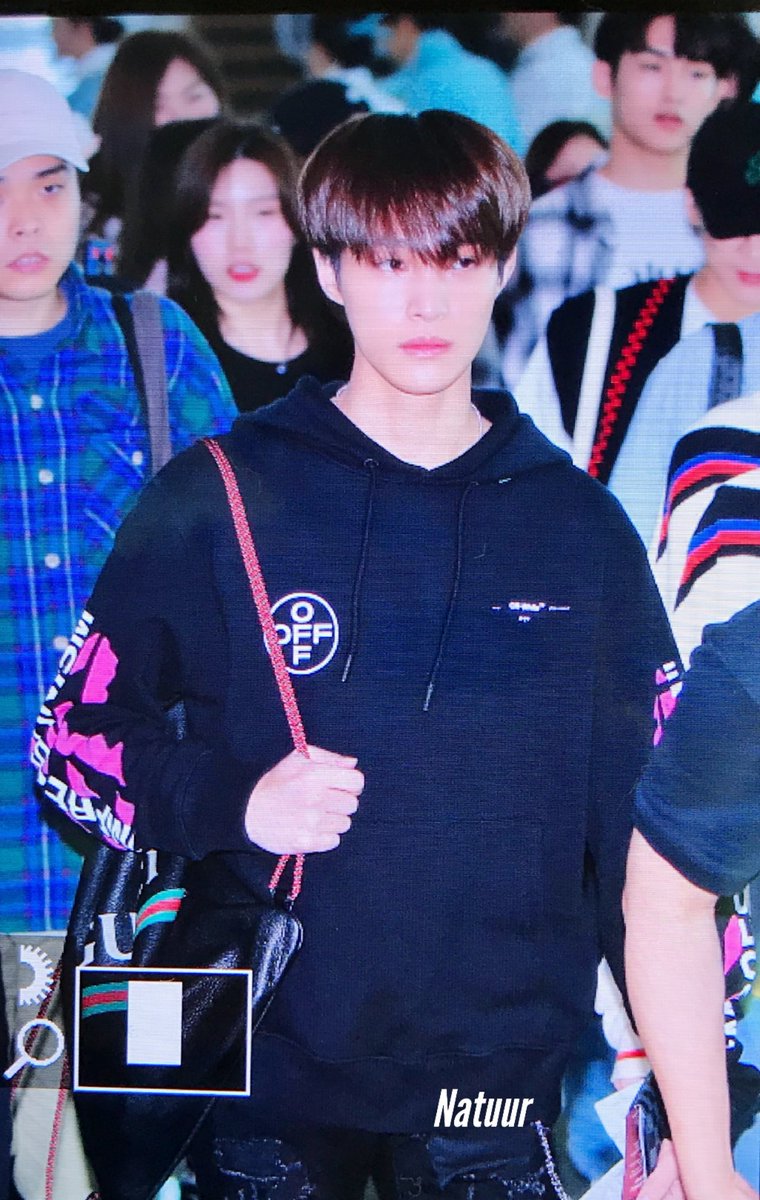 20001010net's tweet photo. 190603 ICN
小🐑没睡醒

#YANGYANG #刘扬扬 #양양 
#WayV #WeiShenV #威神V https://t.co/sNV3WJirq7