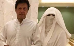 IjazMadeeha's tweet photo. دونوں تصویریں غور سے دیکھیں ایک میں بشری مانیکا کا قد عمران نیازی کے کان تک ہے تو دوسری تصویر میں قد کاندھے تک ہے، قد بڑا ہونے کا تو سنا تھا لیکن چھوٹا ہونا تشویش کی بات ہے کہیں سفید برقے میں مراد سعید صاحب تو نہیں ہیں نا 😂😂😂 https://t.co/2Qy9lsIEsR