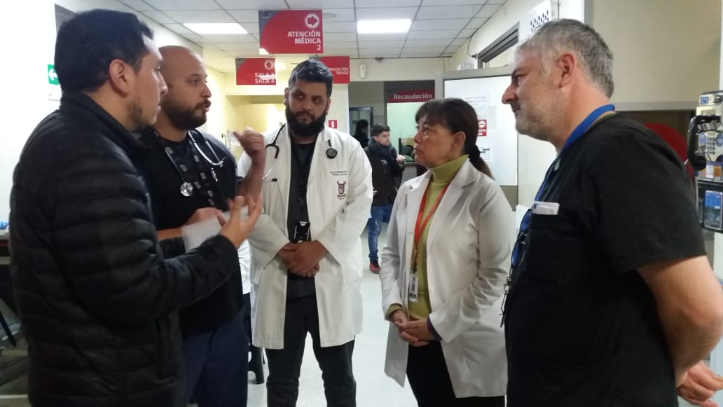 MidoriSawada's tweet photo. Con el equipo de urgencia de nuestro @HSJDChile revisando los procesos para atender a nuestros usuarios. El llamado es hacer buen uso de la red. @SaludOccidente @ministeriosalud @Dr_LCastillo @ESantelicesC https://t.co/LHbGByF7nZ