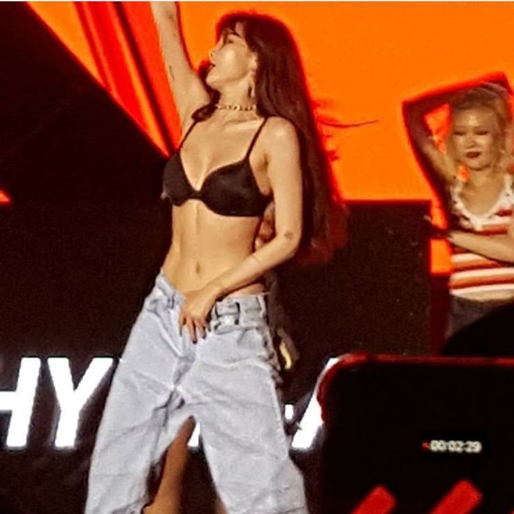 xxsekai0's tweet photo. O QUE?????? VCS JÁ SE ESQUECERAM DE QUANDO A HYUNA TIROU A CAMISA NO SHOW????? haaaaa para ne https://t.co/N2idVUGy27
