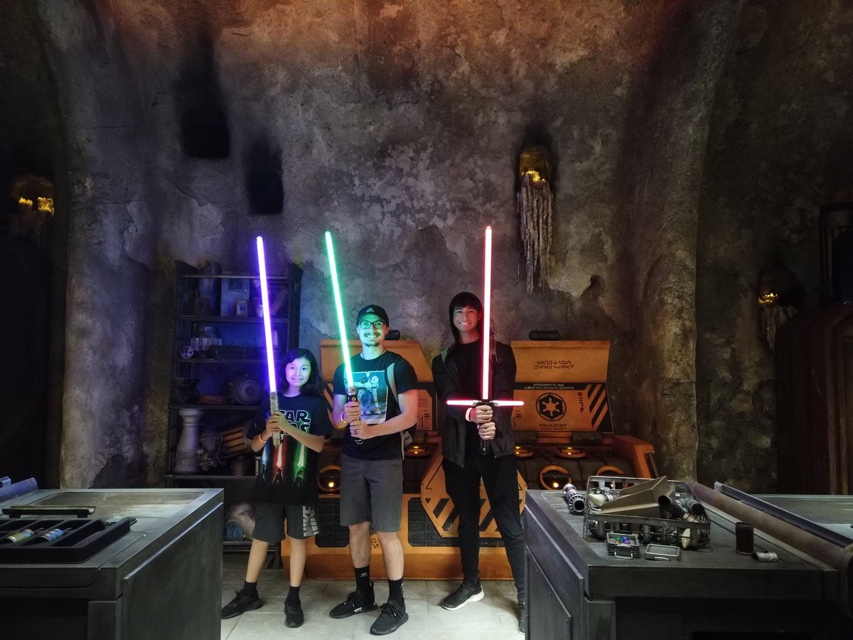JaycobsFavsDX's tweet photo. Galaxy's Edge at @Disneyland #GalaxysEdge #SavisWorkshop #Lightsaber #FullVideo #NewVideo #DisneyFans #disneyinsider #DisneyFans #DisneyParks https://t.co/mdBk0PuzPu