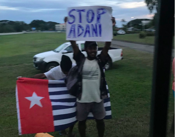 When PM Scott Morrison arrived in the #SolomonIslands, these champions at the airport asked he #StopAdani and #FreeWestPapua. $ Solidarity for their neighbours and concern for the massive local #ClimateChange impacts. Thank you! #auspol