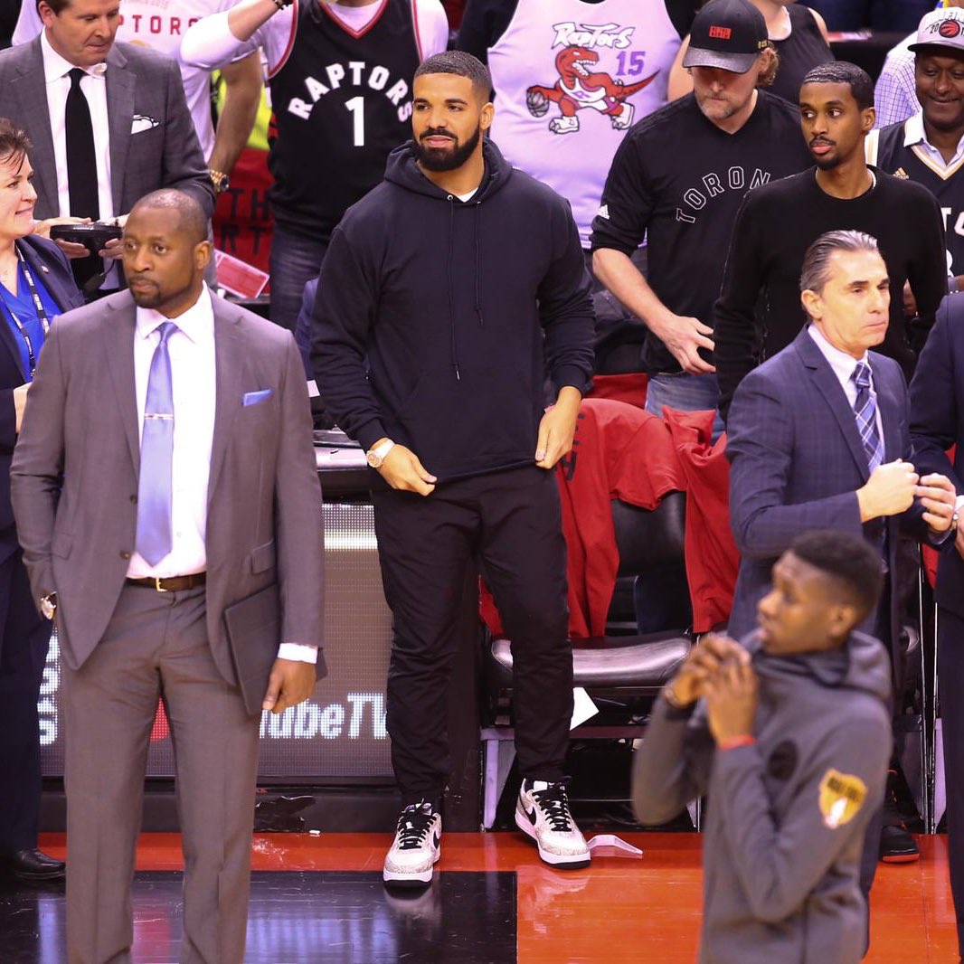 Sportsnet's tweet photo. Business in the front. 😂 in the back. 

Thoughts on @Drake’s Game 2 look?

#NBAFinals | #WeTheNorth https://t.co/wv5oZlVDeT
