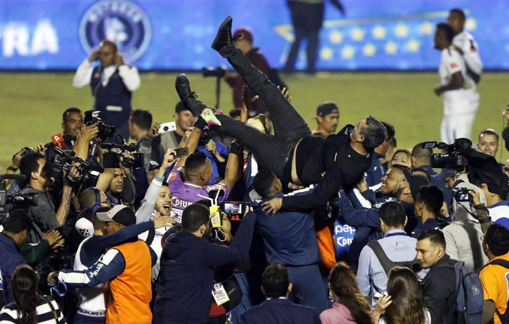 TN5Telenoticias's tweet photo. ¡Fin del Partido! Motagua Campeón.

@CDOlimpia 🦁 0 - 1🦅 @MOTAGUAcom 
🌐| Global 2-3 https://t.co/mtxl8cAREl