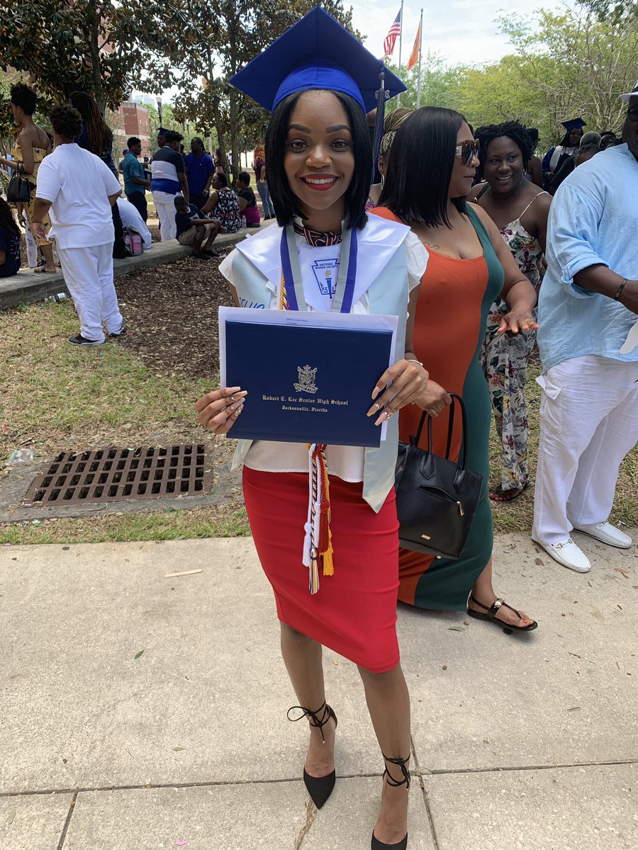 the1211_'s tweet image. Oh yeah.. i forgot to show y’all i graduated again😃🎓 #ClassOf2019 #famubound🐍🧡