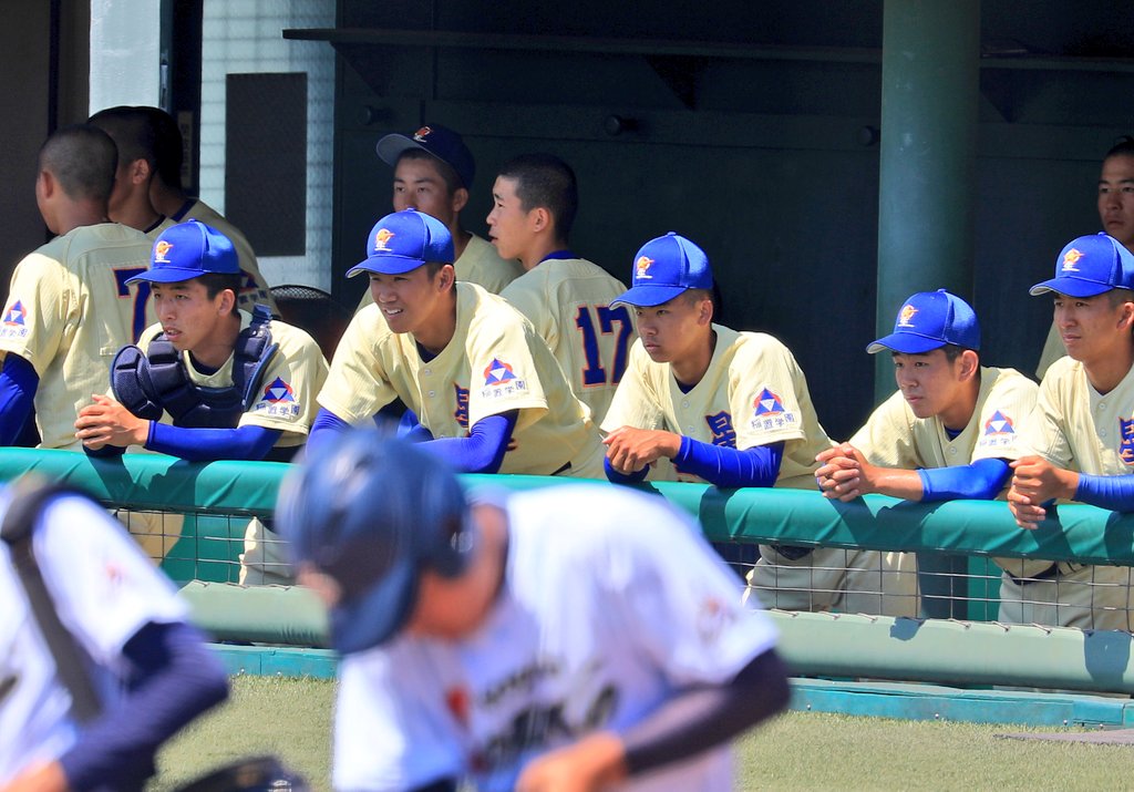 gari_wasabi's tweet photo. #おしりかじり虫 北信越大会・準決勝は星稜vs富山第一。試合開始前、恒例となった「おしりかじり虫」の交換。

真夏の日差し富山アルペンスタジアム。星稜、スタンドに掲げる旗、一瞬裏返しにつけてしまいそうになるも気がついた。先発は星稜は寺西投手、富山第一は村藤投手。 https://t.co/L7LgitZKdF