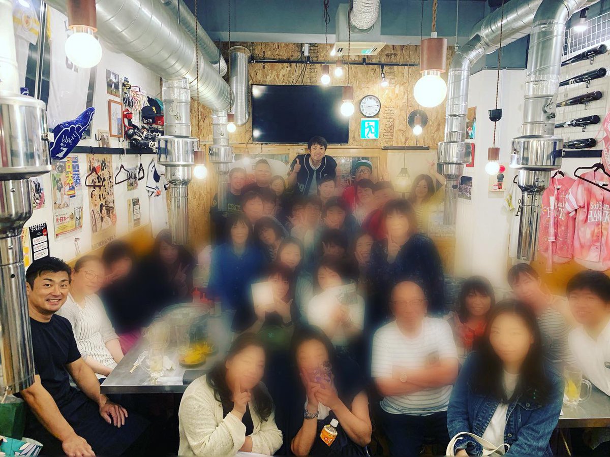 idesho26's tweet photo. 第2回帰福イベント、ファンの方たちも同窓会みたいな感じになってて嬉しかった😊
懐かしい写真持ってきてくれてありがとう😊
すげーガキんちょ🤣
#丸八ホルモン博多 https://t.co/X13jUiGc2T