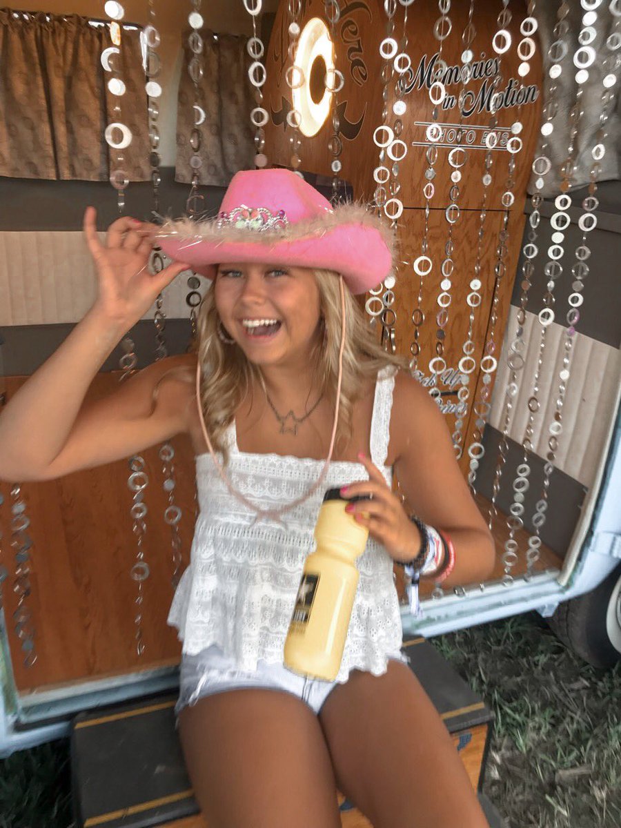 aundry_'s tweet photo. might have a lil (... well a lot of) dirt on my boots (and everywhere else) 🤠🎶 https://t.co/fMgPWg8fOP