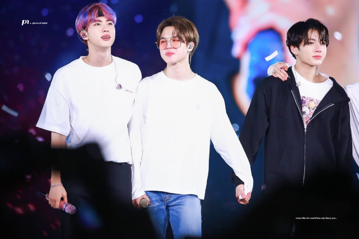 kookmin_jikook's tweet photo. Sus manos fueron creadas para estar juntas y formar una sola.❤
#jikook 
#BTSatWembley_D2 https://t.co/jrwJOcZGho