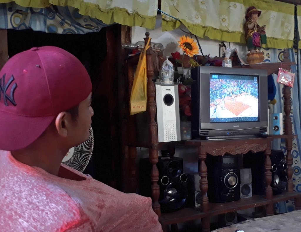 qlota's tweet photo. NBA Finals viewing party here in Purok Hope. Shout out sa Team Makalimot at sa mga pamangkin ni PANDOY! Leeeeeezgoooooow!

#NBAsaDOS #NBAonABSCBN #KingoftheNorth @abscbnsports https://t.co/IcruGNbFpc
