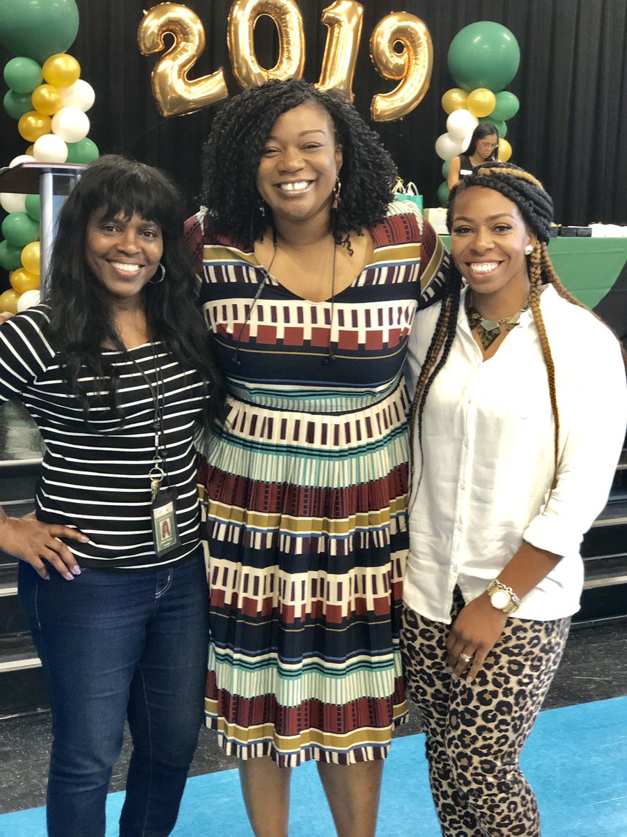 toney_mrs's tweet photo. Outgoing teacher of the year #makingway for incoming teacher of the year #ToneyandHastings sandwiched by our amazing leaders #DrWeaver and #MrsHannible at our years of service and teacher of the year banquet!! Congratulations ๐Mrs. Hastings @desotoisdengage @DeidreHannible https://t.co/5oSABCHGXe