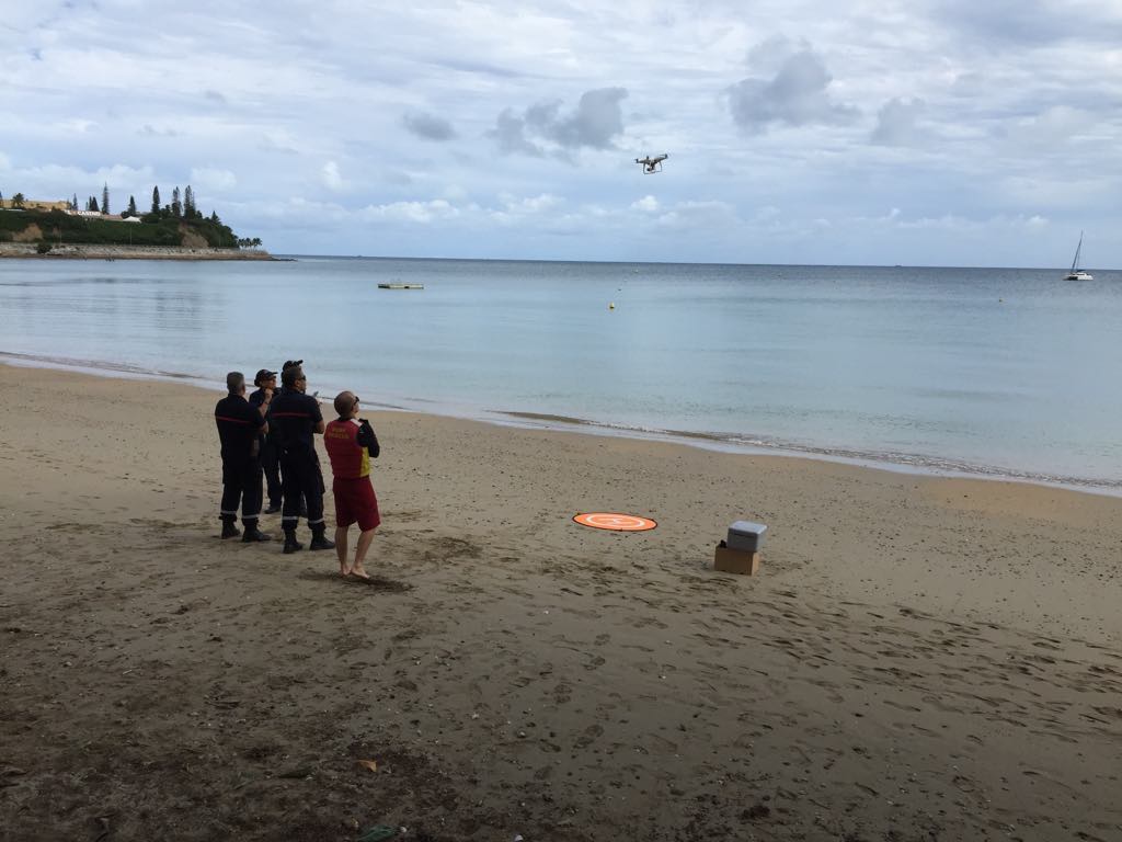 Un requin bouledogue repéré ce matin à la baie des Citrons à Nouméa, le drapeau rouge d'interdiction de baignade a été levé. la1ere.francetvinfo.fr/nouvellecaledo… (©Viviane Behar)