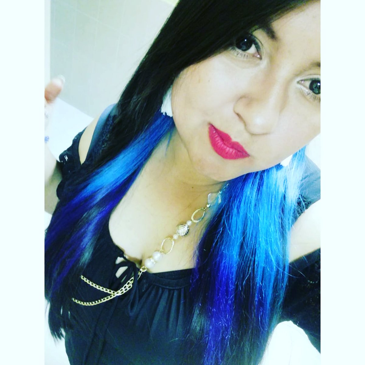 betyzambrano's tweet photo. Hola me llamo Beatriz Todos me dicen Bety tengo 21 años Soy estudiante de Ciencias de la Comunicación, bailarina de folclore Boliviano, miembro y administradora de @perfecmilio
Amo con todo mi corazón a @mailomarcos y a @JoaquinBondoni 😍🤘🏼✌🏼
#SelfieForEmiliaco #Perfecmilio https://t.co/w8RuwrAHt7