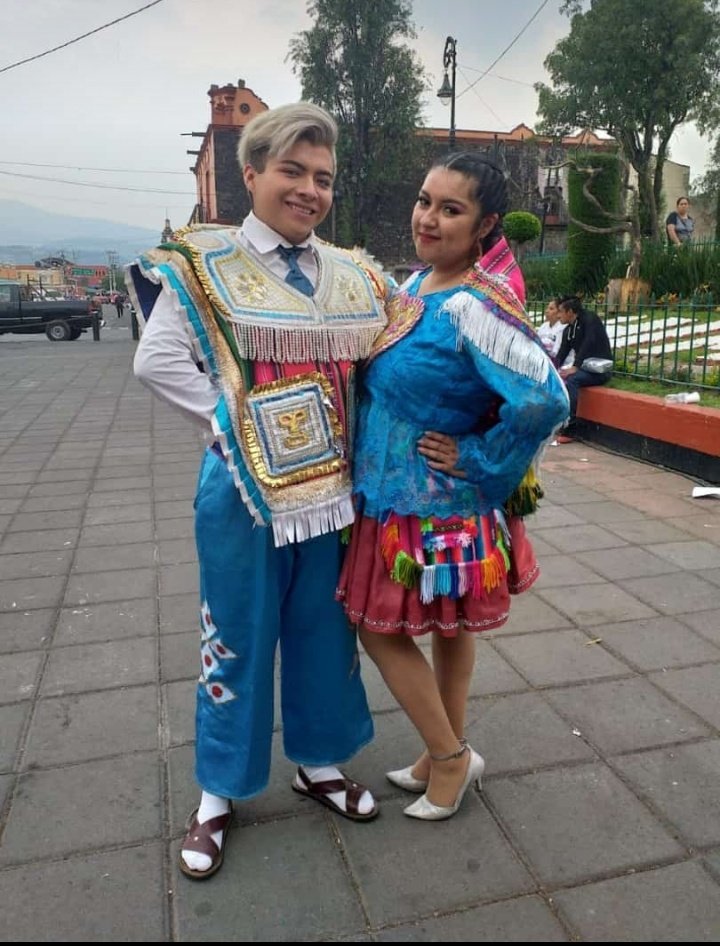 betyzambrano's tweet photo. Hola me llamo Beatriz Todos me dicen Bety tengo 21 años Soy estudiante de Ciencias de la Comunicación, bailarina de folclore Boliviano, miembro y administradora de @perfecmilio
Amo con todo mi corazón a @mailomarcos y a @JoaquinBondoni 😍🤘🏼✌🏼
#SelfieForEmiliaco #Perfecmilio https://t.co/w8RuwrAHt7
