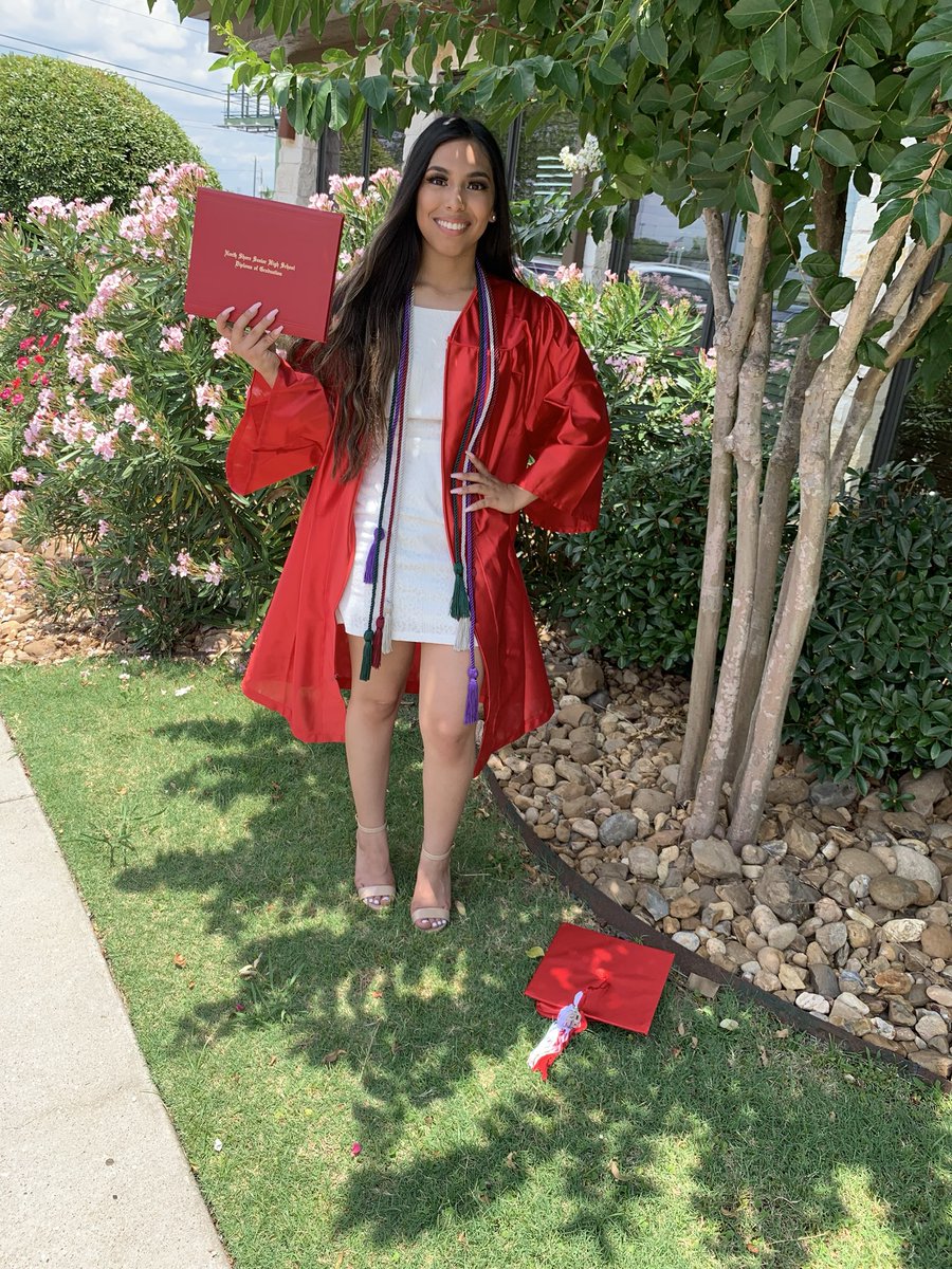 maarymtz_'s tweet photo. NS 2019 GRADUATE! 🎓 https://t.co/1BDDqh0s5k