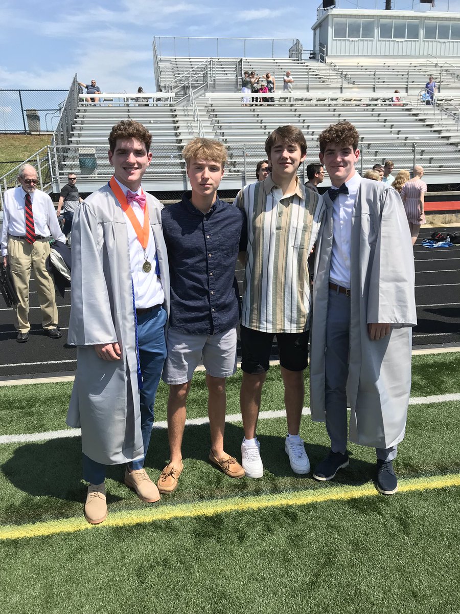 haydough_'s tweet photo. @loganmp02 @connor_prenger happy birthday boys. i love u guys alot <3 too bad we dont hang anymore :/ https://t.co/DwaW5NHsrY