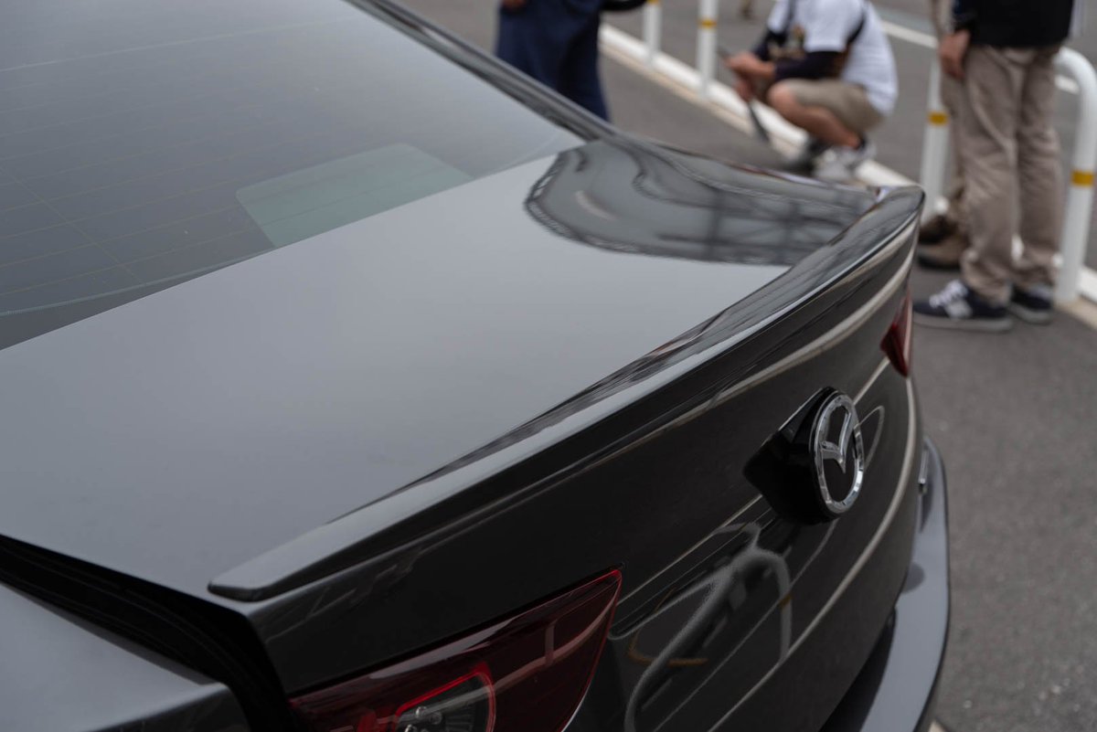 트위터의 カタリ 님 Mazda Open Day 19行ってきました Mazda3 Sedanオプションのリアスポイラー見れてよかった 思ったより小振りで目立たないデザイン 羽根は後ろではなく上方向に延びる感じ ただ空力効果は抜群との事 セット販売のエアガイドをフロント