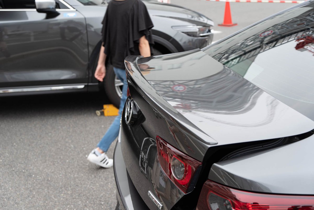 カタリ Mazda Open Day 19行ってきました Mazda3 Sedanオプションのリアスポイラー見れてよかった 思ったより小振りで目立たないデザイン 羽根は後ろではなく上方向に延びる感じ ただ空力効果は抜群との事 セット販売のエアガイドをフロント