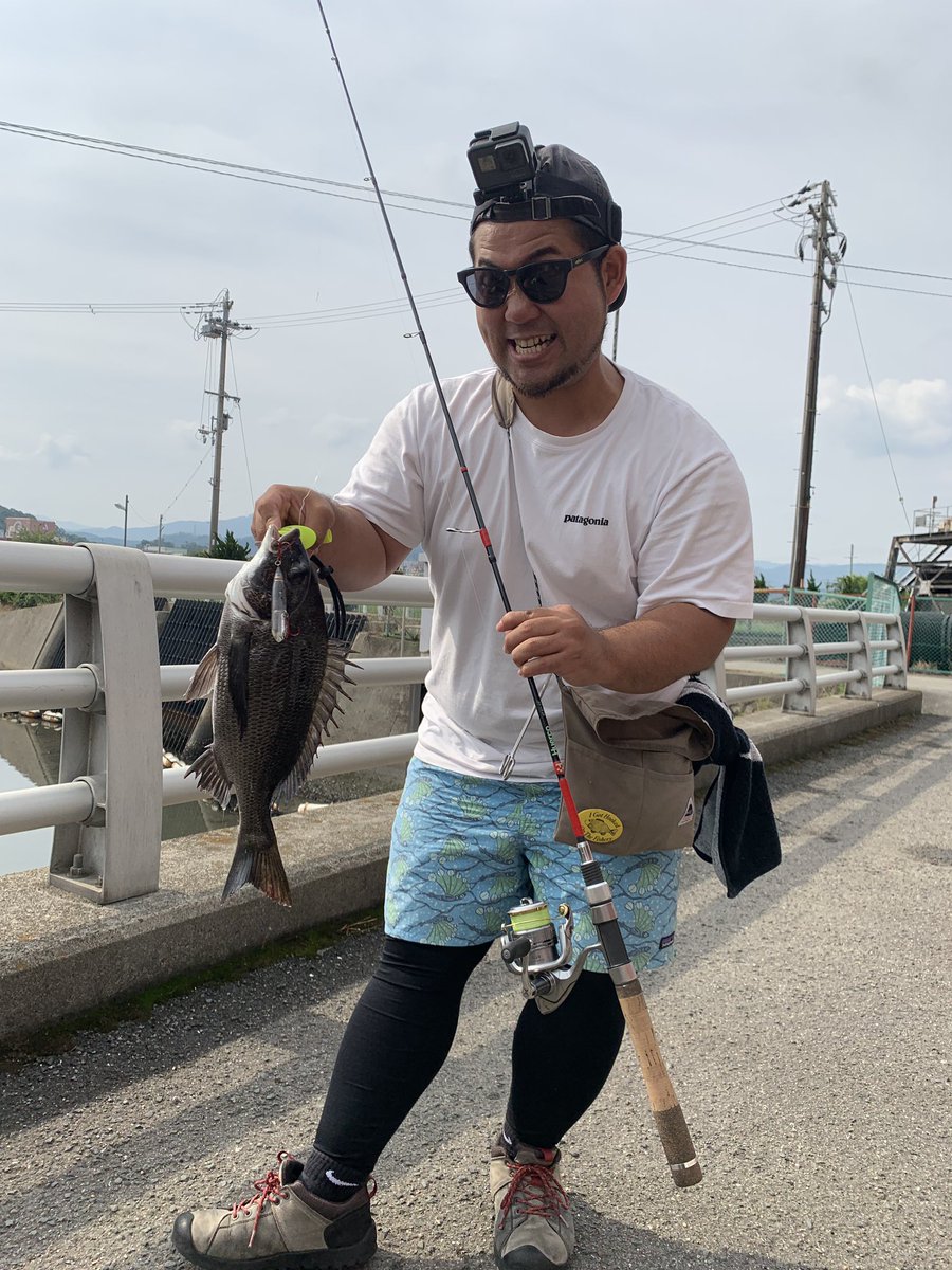 kota_tropical's tweet photo. 和歌山チヌのカッコいいこと！
スリムでひれぴんぴんで牙ガーガーっで真っ黒ポンポンのイケメンの個体で興奮っ！
ゆめちゃんなおちゃんほんまありがとー！！
今日から琵琶湖にエントリー。
ケタバス、ナマズ、バス、はぁまた興奮してきたぁ＼( 'ω')／！！！

#huercojp 
#toughrough 
#ヘドン
#good https://t.co/0qDyIWq6Uk