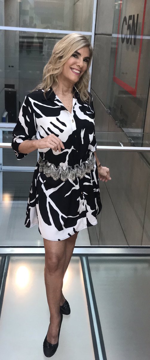 mbelenaramburu's tweet photo. Look @RafaelGarofaloM #vestido #camisa #larga #floreada con #flores #blancas y #negras https://t.co/pCmVKX4opn