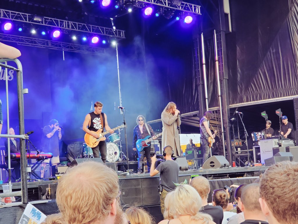 MJ8403's tweet image. I still can't get over how amazing @SpringFlingIL was. @autumn_rove @TheGloriousSons @Badflower @IncubusBand @1057thexrocks