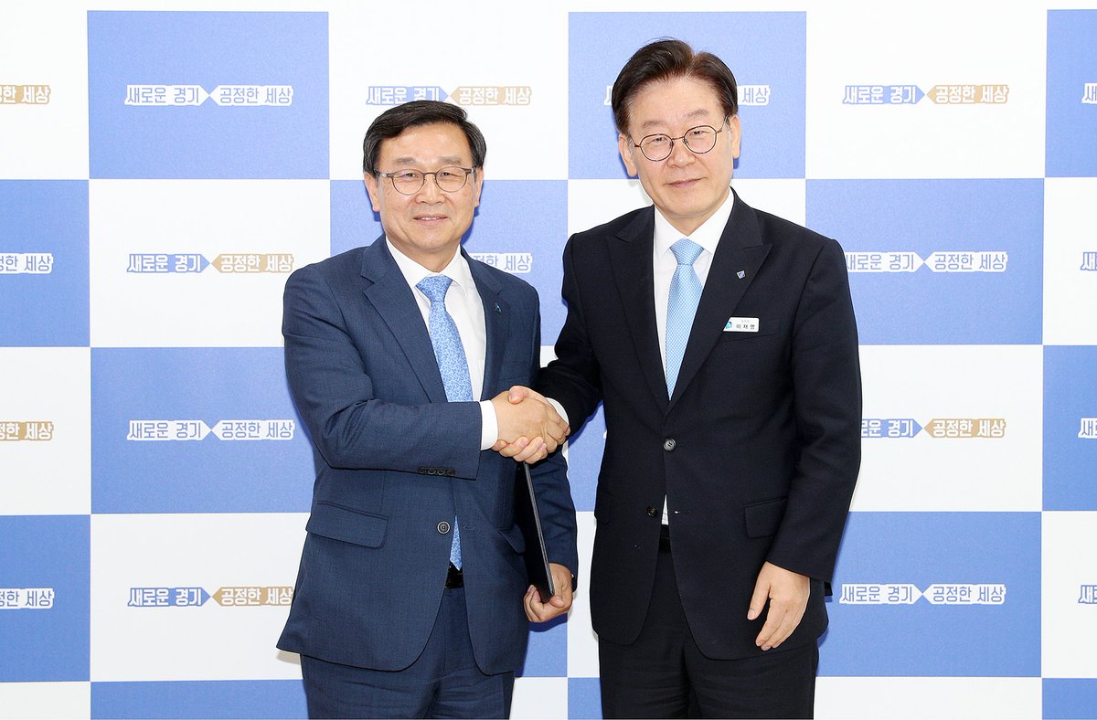 <오중근 경기평택항만공사 비상임 이사님, 축하드립니다>

경기평택항만공사 비상임 이사로 임명된 오중근 박사님, 평택항만공사가 평택시 지역발전에 크게 기여하고 더 나아가 글로벌 물류의 중심기지로 거듭날 수 있도록 최선을 다해주시길 부탁드립니다.