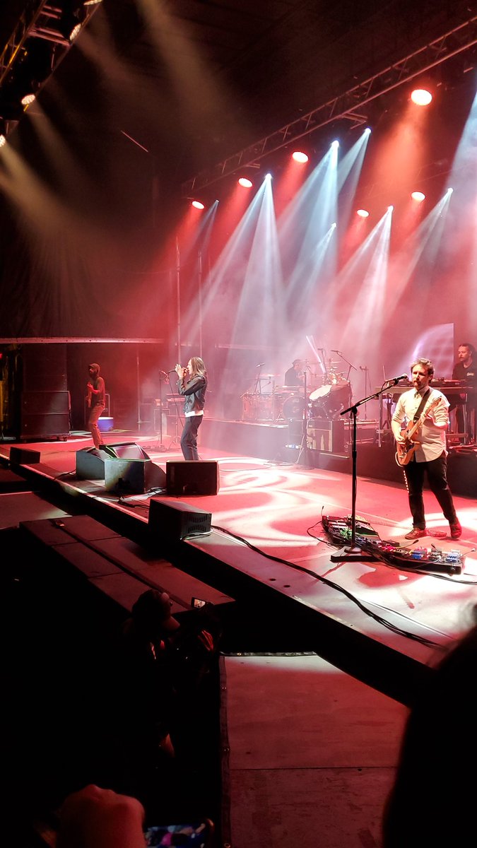 MJ8403's tweet image. @IncubusBand absolutely slayed at @SpringFlingIL in Peoria last night. Thank you @1057thexrocks and thank you Incubus!