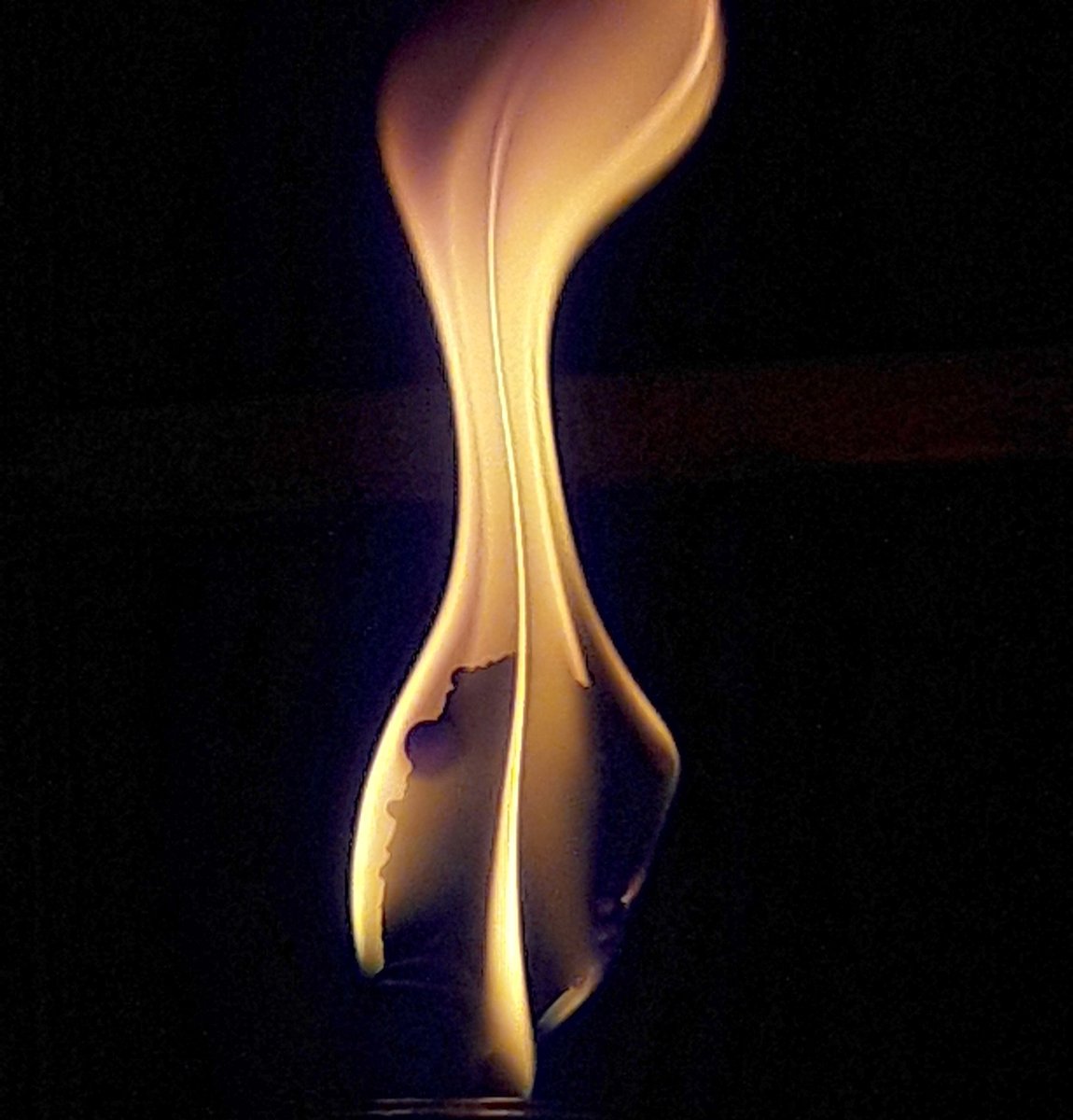 ojotamoya's tweet photo. Sin filtros, aprovechando que no había luz. #fuego #fire #foto #DomingoDeGanarSeguidores #artistsoftwitter #ArteYArt #Venezuela https://t.co/RrGmsWSe4A