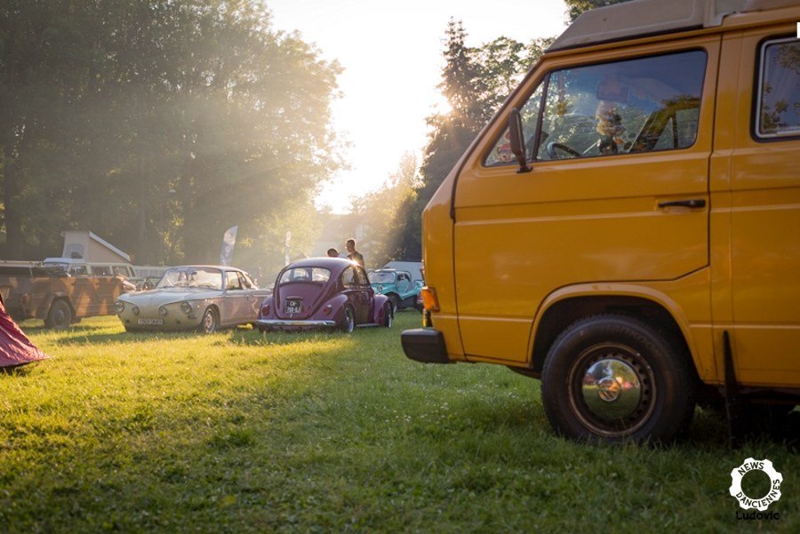 NewsdAnciennes's tweet photo. Ce week-end c'est dans l'Aube que les VWs air-cooled s'étaient rassemblées. C'était le 9e Meeting du Cox Avenue : https://t.co/P0B2rRgZkV https://t.co/UNg3B6MK6D
