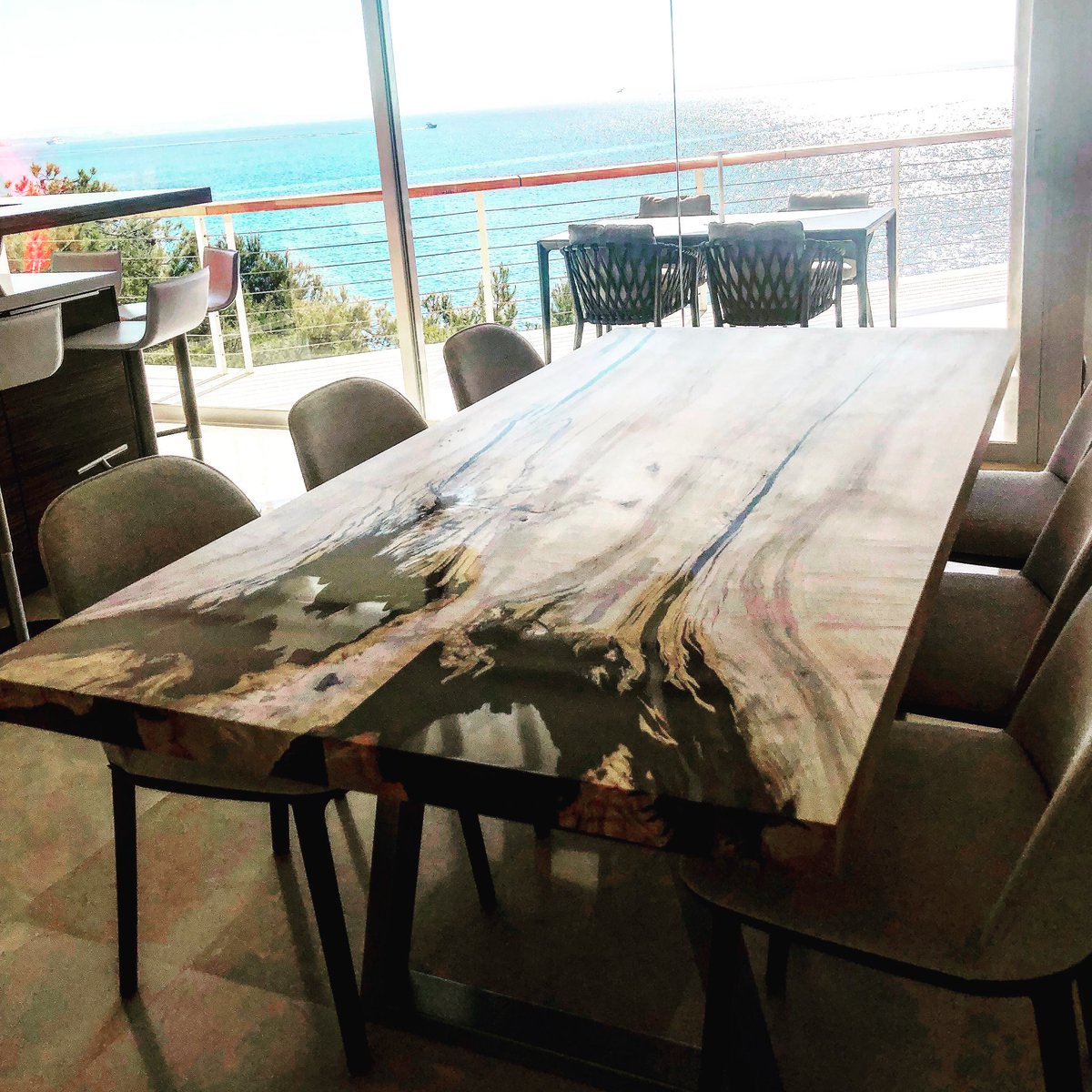 EarthyTimber's tweet image. Earthy Luxury Dining Table designed for Luke &amp;amp; Megan,  looking for a natural yet modern appearance that creates captivating aura. 

earthytimber.com

#luxuryfurniture #designerfurniture #designertable #modernrustic #rusticmodernfurniture @EarthyTimber @Timberdeal