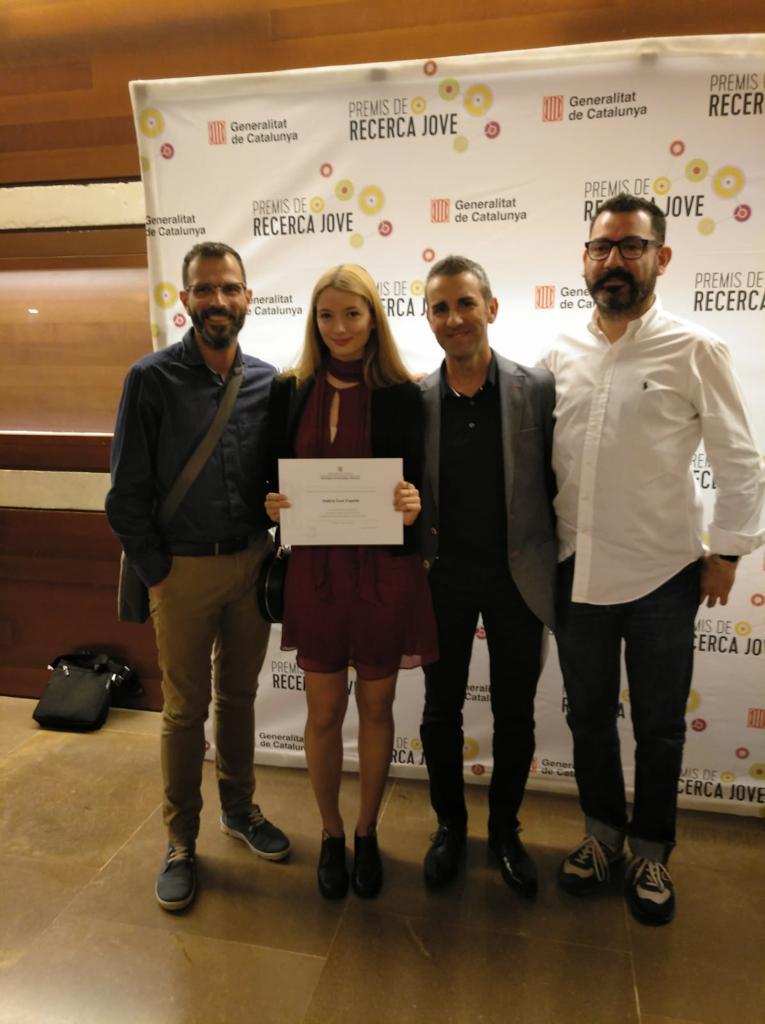 escolapiamataro's tweet photo. #BATXILLERAT Dissabte es van lliurar els premis Recerca Jove 2018 a @lauditori de Barcelona. La @valeriacuni va rebre premi pel seu #TR "Per què, Angie? Creació, anàlisi i difusió d’un llibre il·lustrat". Enhorabona, Valèria! Un orgull! #PRJ18 https://t.co/YJMl9hyMDR